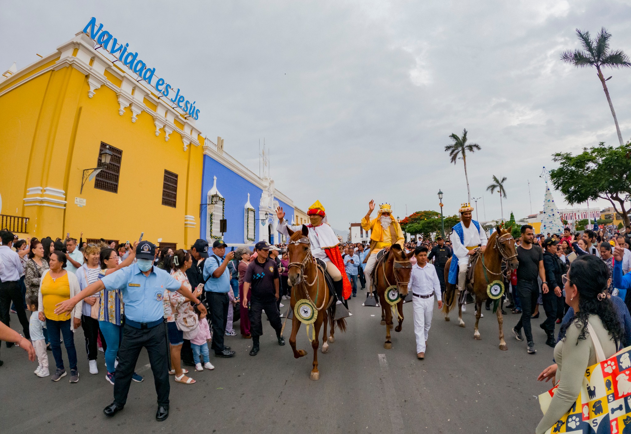 Con la tradicional bajada de Reyes Magos culminó exposición de árboles inspirados en la Navidad