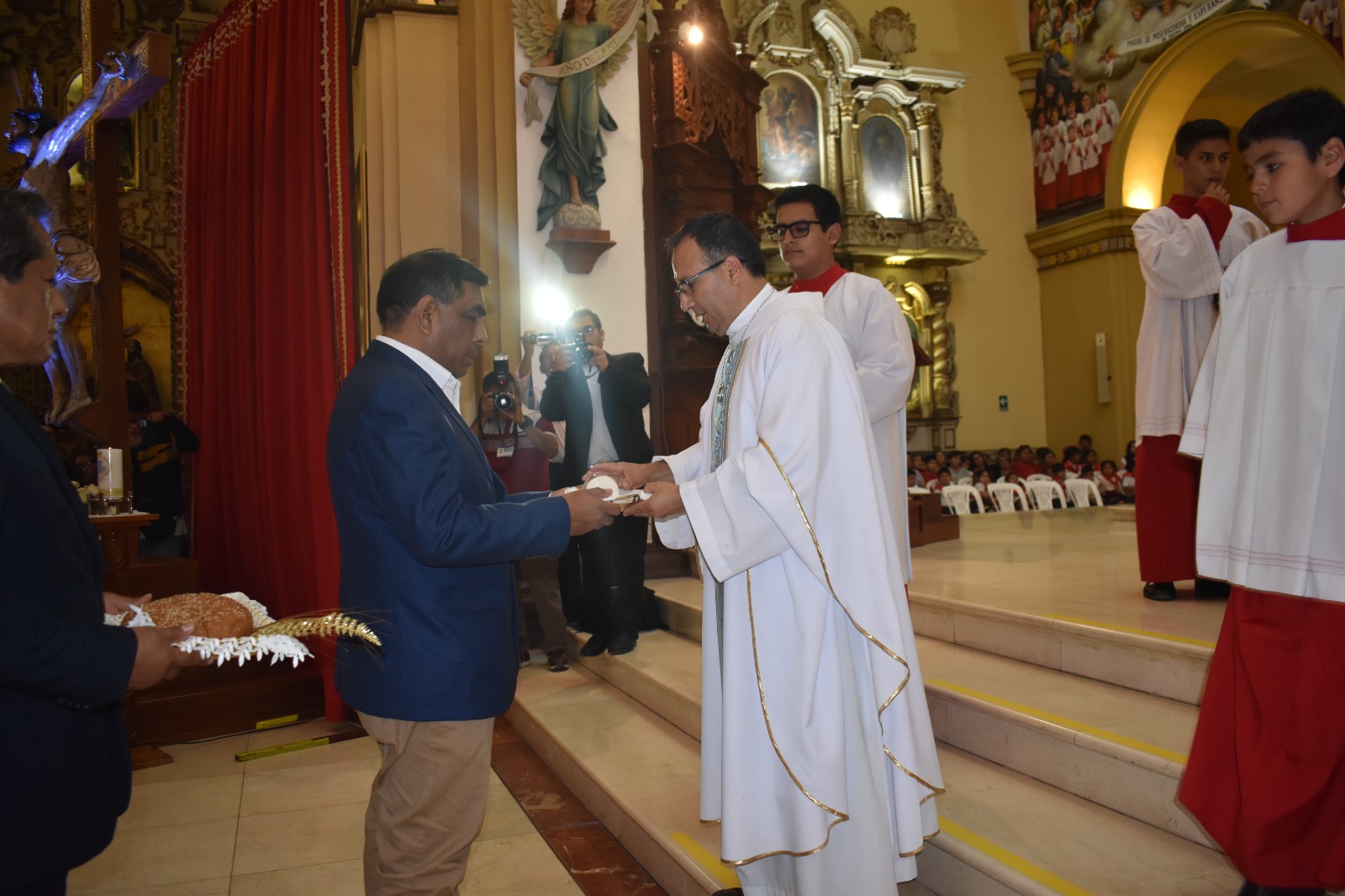 Con la tradicional bajada de Reyes Magos culminó exposición de árboles inspirados en la Navidad