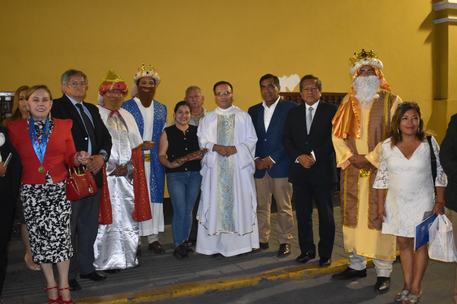 Con la tradicional bajada de Reyes Magos culminó exposición de árboles inspirados en la Navidad