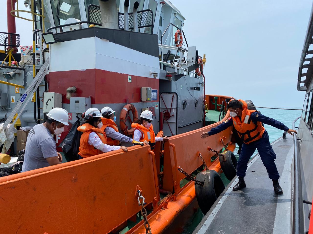 foto trabajadores en puerto