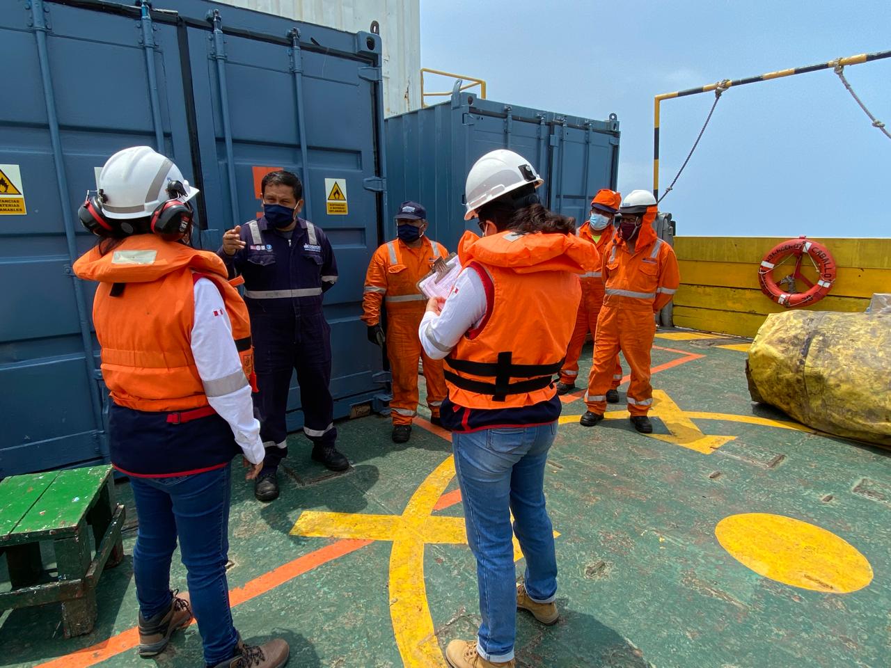 trabajadores en puerto
