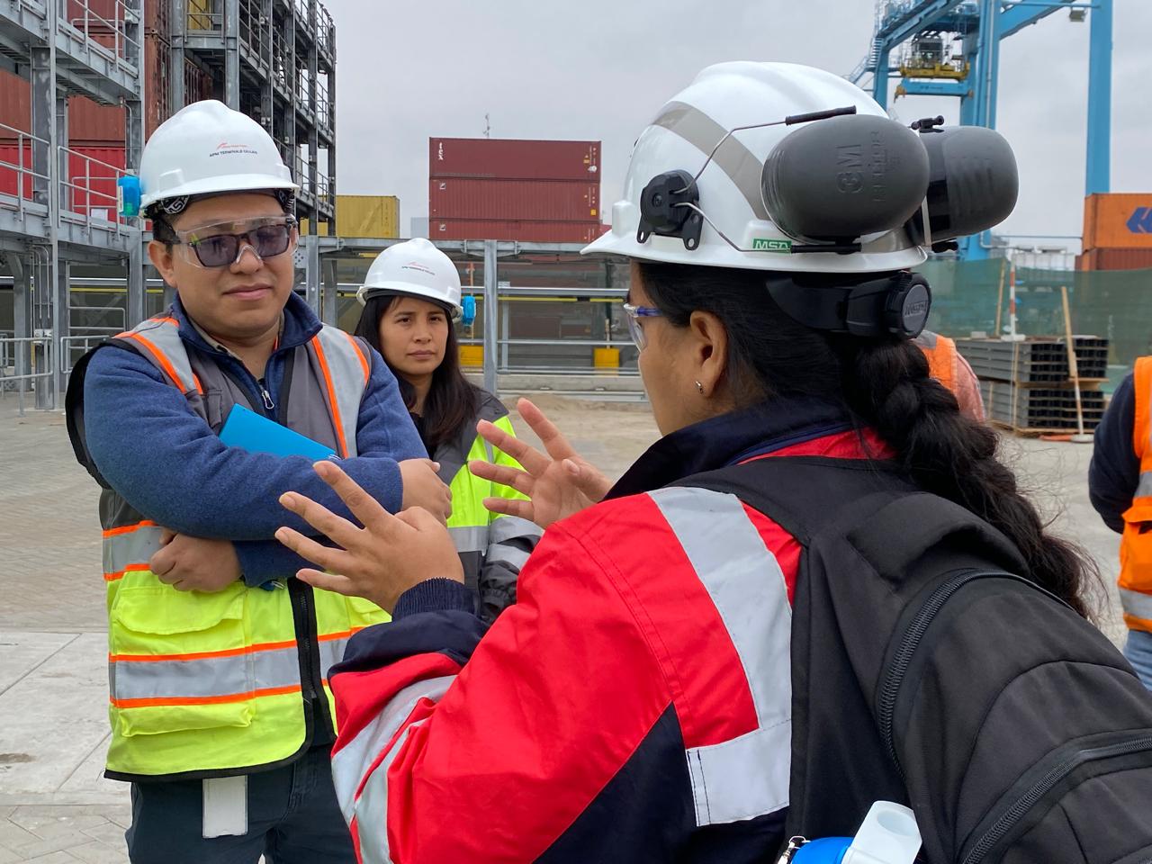 foto trabajadores en puerto