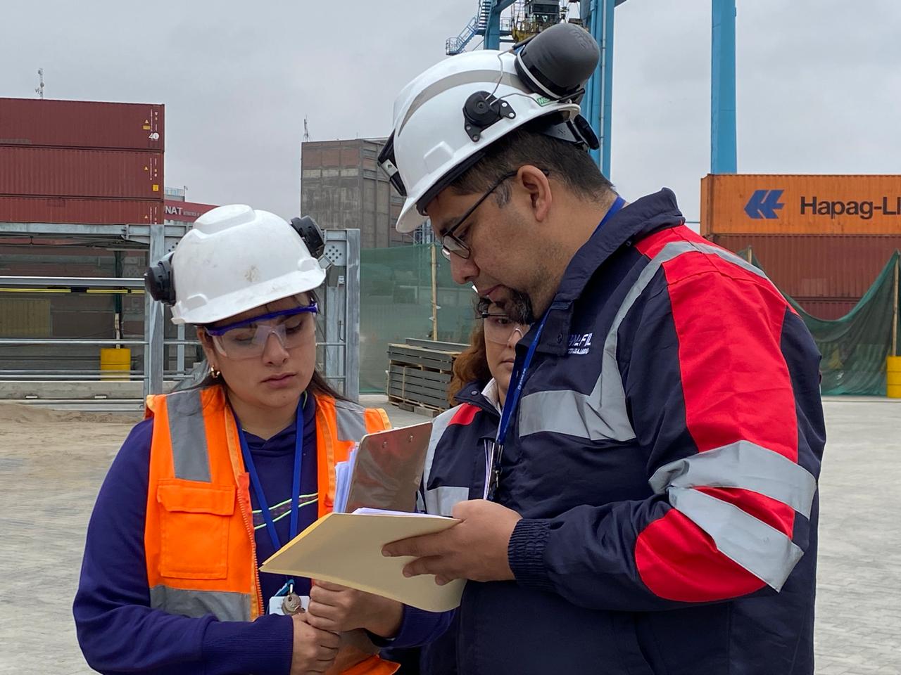trabajadores en puerto