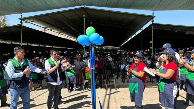 La Municipalidad Provincial de Mariscal Nieto, a través del proyecto «Mejoramiento de la Prestación del Servicio de la Unidad Productora Subgerencia de Desarrollo Económico», ejecutó la partida «Fomento de Aspectos Sanitarios en la Feria de Pedregal», beneficiando a más de 200 comerciantes de la feria mayorista y minorista «El Pedregal».