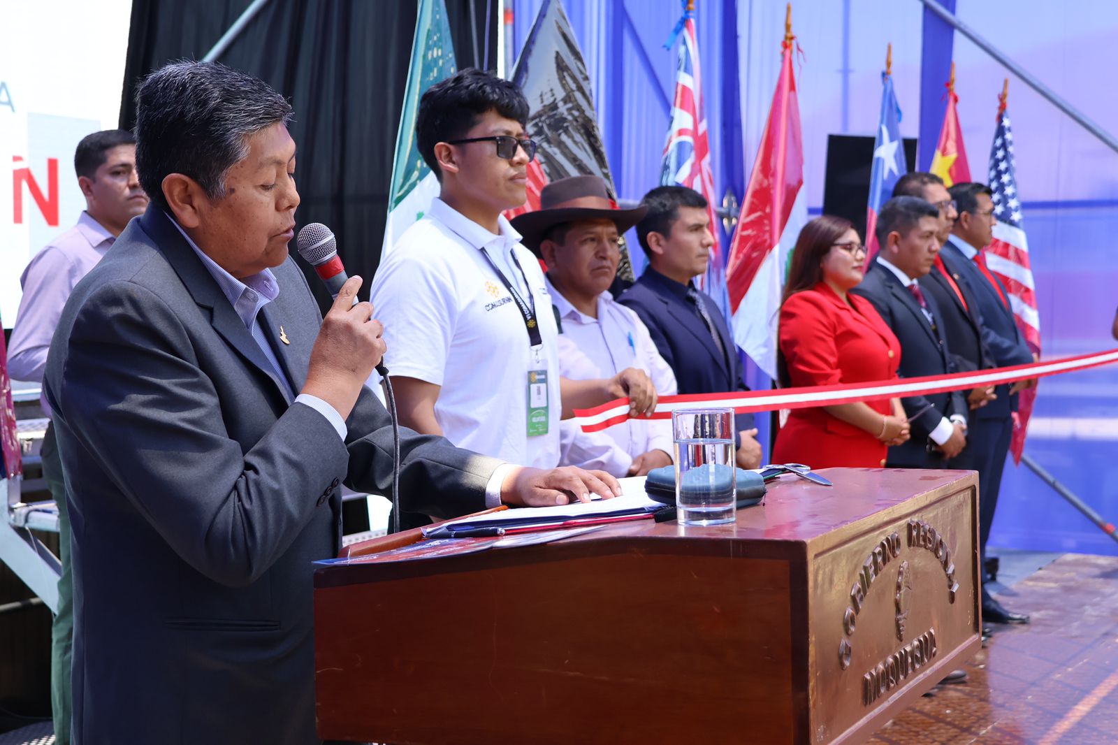 El alcalde provincial de Mariscal Nieto, John Larry Coayla, participó hoy en la inauguración de la IV Feria de Exhibición Minera (MoOQUEGUAMIN) y el VI Congreso Internacional Macro Sur Minero (COMASURMIN), eventos de gran relevancia para la región que se llevan a cabo del 4 al 8 de noviembre en Moquegua.