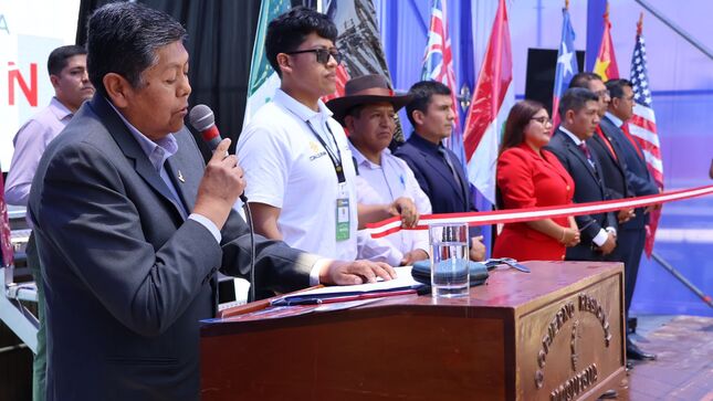 El alcalde provincial de Mariscal Nieto, John Larry Coayla, participó hoy en la inauguración de la IV Feria de Exhibición Minera (MoOQUEGUAMIN) y el VI Congreso Internacional Macro Sur Minero (COMASURMIN), eventos de gran relevancia para la región que se llevan a cabo del 4 al 8 de noviembre en Moquegua.