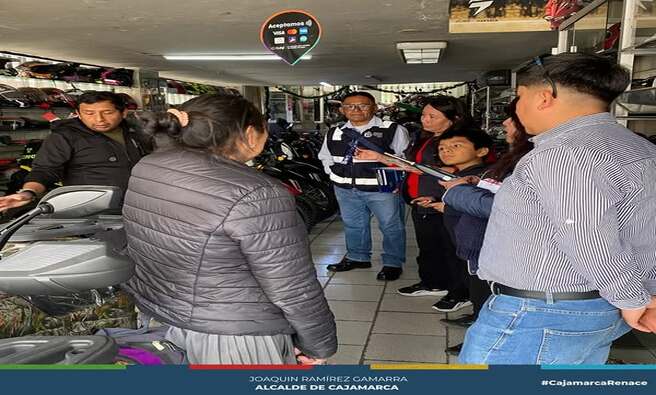 En un esfuerzo conjunto por garantizar el orden y la legalidad en la ciudad, se ha iniciado un megaoperativo de fiscalizaciΓ³n que abarca los sectores de transportes, comercio y licencias de construcciΓ³n. El operativo comenzΓ³ en la VΓa de Evitamiento y se espera que culmine en la Av. Hoyos Rubio, abarcando un tramo importante de la ciudad de Cajamarca.
Este megaoperativo cuenta con la participaciΓ³n de diversas gerencias de la Municipalidad Provincial de Cajamarca, incluyendo la Gerencia de Transportes, la Gerencia de Desarrollo EconΓ³mico, la Gerencia de Desarrollo Ambiental, y la Gerencia de Desarrollo Territorial y Urbano. AdemΓ‘s, el equipo de Seguridad Ciudadana y fiscalizadores tambiΓ©n forman parte fundamental de esta actividad.
El objetivo principal de esta iniciativa es asegurar que se cumplan las normativas vigentes, promoviendo un entorno seguro y adecuado para todos los ciudadanos. Durante la fiscalizaciΓ³n, se revisarΓ‘n licencias de operaciΓ³n, documentaciΓ³n de vehΓculos y condiciones sanitarias de los establecimientos comerciales, garantizando el cumplimiento de las leyes y regulaciones.
La Municipalidad Provincial de Cajamarca reafirma su compromiso con la legalidad y el desarrollo sostenible de la ciudad. Este operativo no solo busca regular los espacios pΓΊblicos, sino tambiΓ©n fomentar la convivencia pacΓfica y el respeto por las normativas establecidas. Se invita a la ciudadanΓa a colaborar con las autoridades y reportar cualquier irregularidad para construir juntos una Cajamarca mΓ‘s ordenada.
Β‘ππ’ππ€π¨ππ‘ π¦Γ ππ¨π π£ππ! π