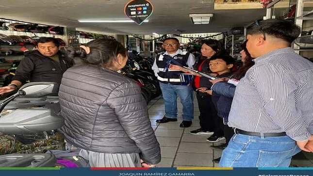 En un esfuerzo conjunto por garantizar el orden y la legalidad en la ciudad, se ha iniciado un megaoperativo de fiscalización que abarca los sectores de transportes, comercio y licencias de construcción. El operativo comenzó en la Vía de Evitamiento y se espera que culmine en la Av. Hoyos Rubio, abarcando un tramo importante de la ciudad de Cajamarca.
Este megaoperativo cuenta con la participación de diversas gerencias de la Municipalidad Provincial de Cajamarca, incluyendo la Gerencia de Transportes, la Gerencia de Desarrollo Económico, la Gerencia de Desarrollo Ambiental, y la Gerencia de Desarrollo Territorial y Urbano. Además, el equipo de Seguridad Ciudadana y fiscalizadores también forman parte fundamental de esta actividad.
El objetivo principal de esta iniciativa es asegurar que se cumplan las normativas vigentes, promoviendo un entorno seguro y adecuado para todos los ciudadanos. Durante la fiscalización, se revisarán licencias de operación, documentación de vehículos y condiciones sanitarias de los establecimientos comerciales, garantizando el cumplimiento de las leyes y regulaciones.
La Municipalidad Provincial de Cajamarca reafirma su compromiso con la legalidad y el desarrollo sostenible de la ciudad. Este operativo no solo busca regular los espacios públicos, sino también fomentar la convivencia pacífica y el respeto por las normativas establecidas. Se invita a la ciudadanía a colaborar con las autoridades y reportar cualquier irregularidad para construir juntos una Cajamarca más ordenada.
¡𝗝𝗢𝗔𝗤𝗨𝗜𝗡 𝗦Í 𝗖𝗨𝗠𝗣𝗟𝗘! 🙌