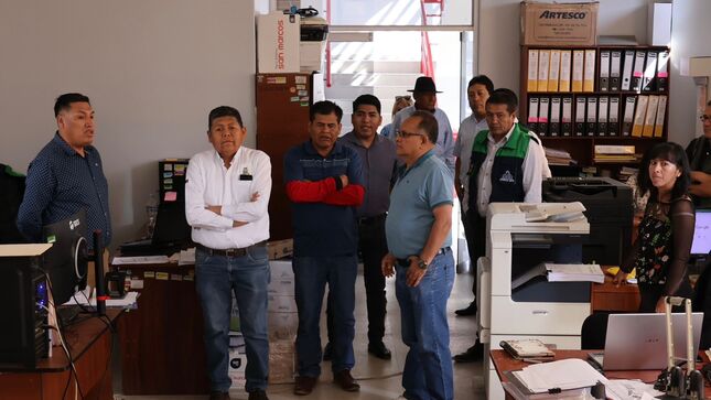 Con el objetivo de asegurar la ejecución efectiva de proyectos y reforzar la gestión municipal, el alcalde provincial de Mariscal Nieto, John Larry Coayla, junto a los regidores Nicolás Sáenz, Sandra Espinoza, Santiago Mamani y Alejandro Vizcarra, llevaron a cabo visitas inopinadas a distintas áreas de la Municipalidad Provincial.