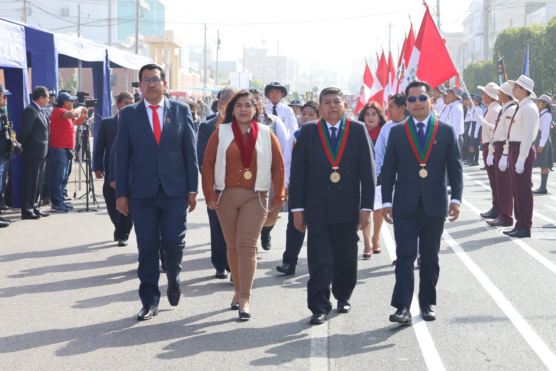 El alcalde provincial de Mariscal Nieto, John Larry Coayla, lideró el desfile por el 483º aniversario de la Ciudad de Moquegua, resaltando el talento y la disciplina de las instituciones educativas participantes.