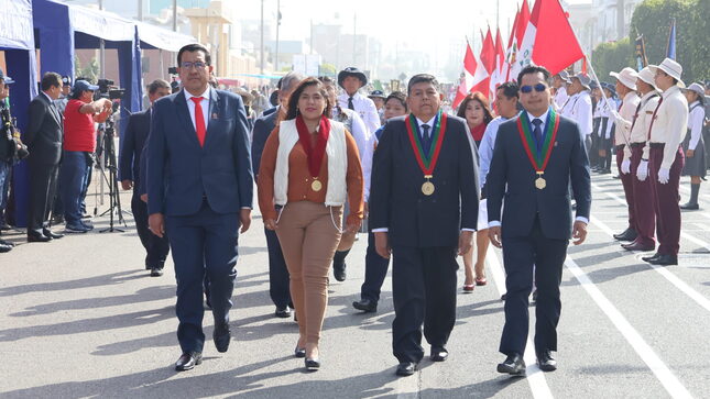 El alcalde provincial de Mariscal Nieto, John Larry Coayla, lideró el desfile por el 483º aniversario de la Ciudad de Moquegua, resaltando el talento y la disciplina de las instituciones educativas participantes. 