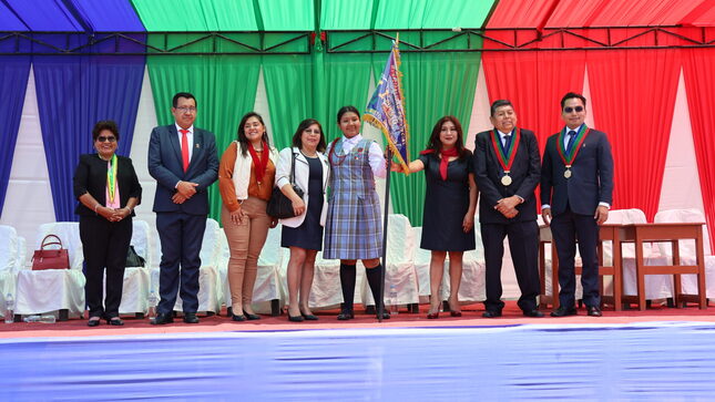 Felicitamos a la institución educativa Santa Fortuna por su destacado logro al obtener el primer lugar en ambos niveles, primaria y secundaria, durante el concurso de desfile escolar realizados en homenaje al 483.º aniversario de la Ciudad de Moquegua. 