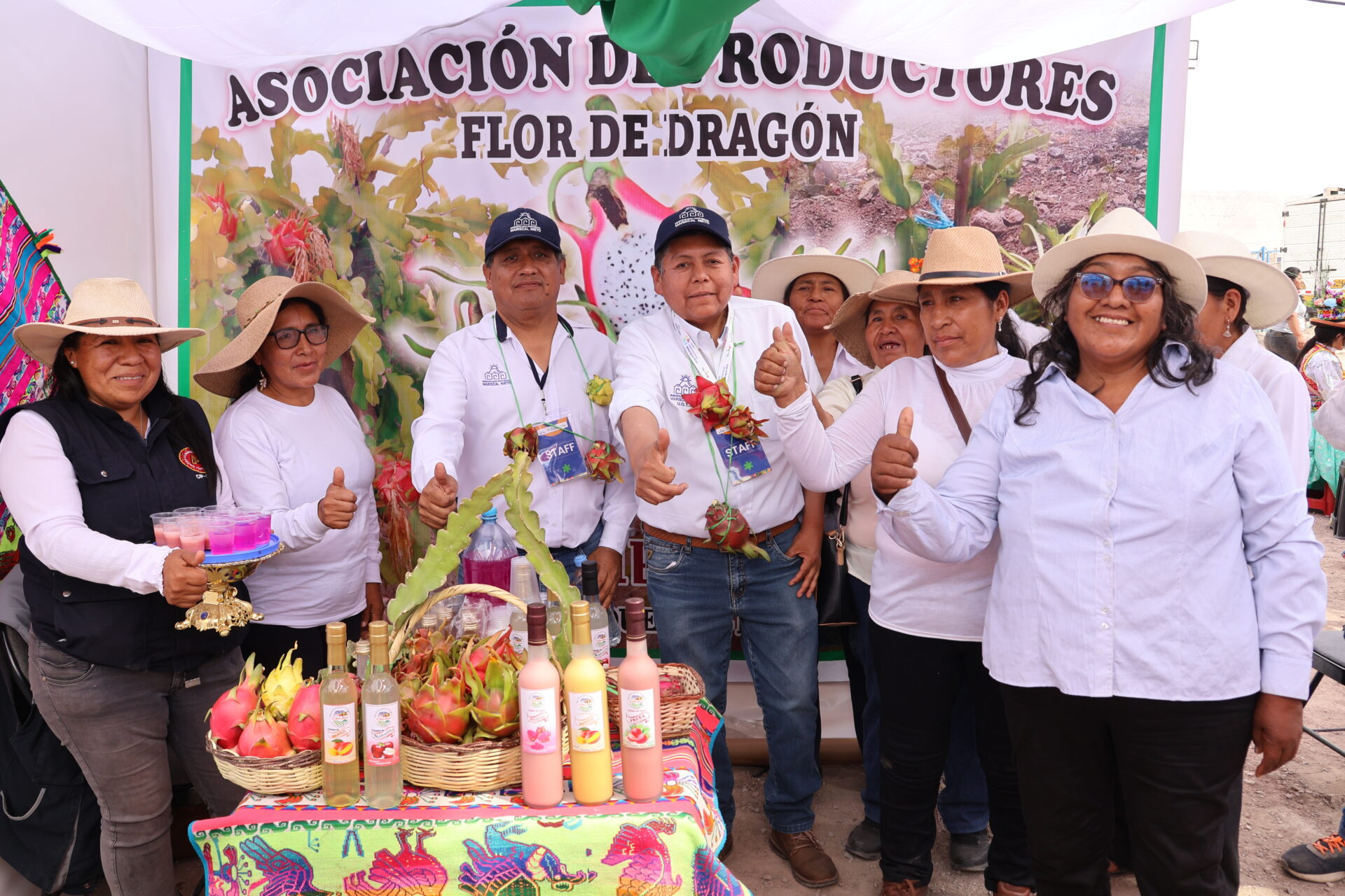 El alcalde provincial de Mariscal Nieto, John Larry Coayla, entregó cheques simbólicos a los 42 Agentes Económicos Organizados (AEOS) ganadores del Procompite durante una emotiva ceremonia, donde también tuvo la oportunidad de conocer de cerca sus emprendimientos.