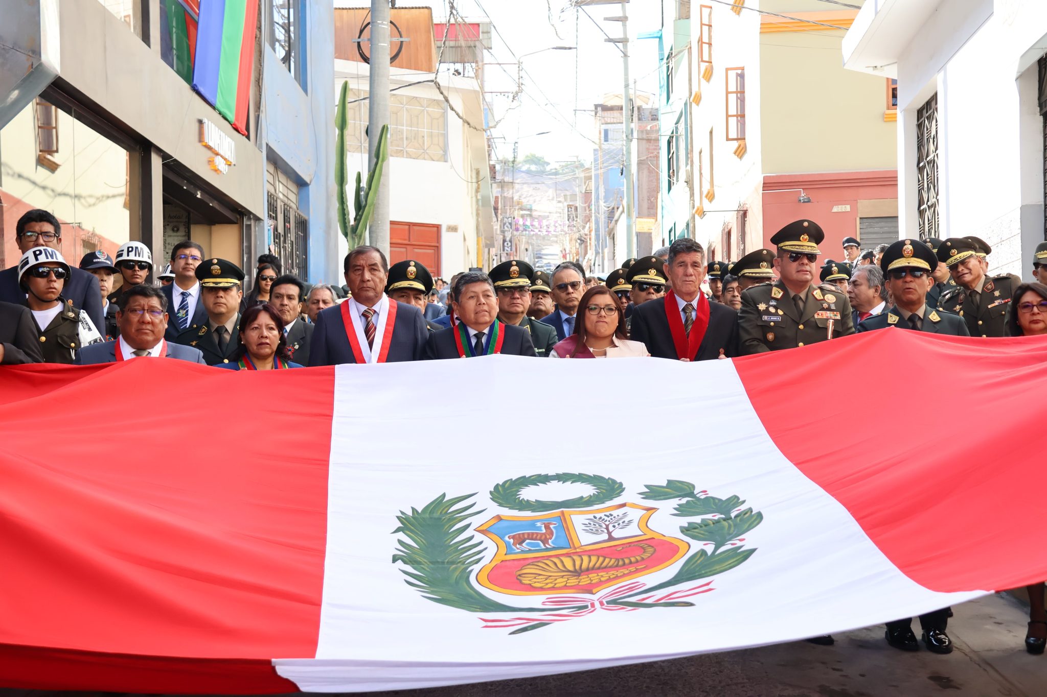 El alcalde provincial; John Larry Coayla, junto a sus funcionarios, regidores provinciales y autoridades invitadas participó en la ceremonia de izamiento del pabellón nacional y la bandera de Moquegua, como parte de las actividades conmemorativas por el 483º aniversario de fundación española de la ciudad.