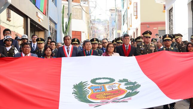 El alcalde provincial; John Larry Coayla, junto a sus funcionarios, regidores provinciales y autoridades invitadas participó en la ceremonia de izamiento del pabellón nacional y la bandera de Moquegua, como parte de las actividades conmemorativas por el 483º aniversario de fundación española de la ciudad.