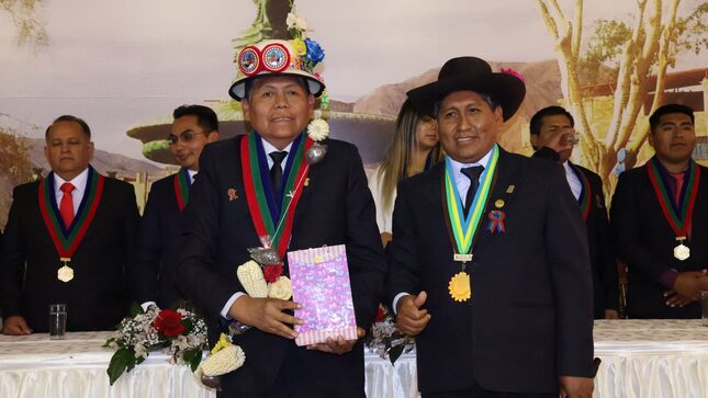 El alcalde provincial; John Larry Coayla, presidió la sesión solemne en conmemoración del 483.º aniversario de la fundación española de la ciudad de Moquegua. Este evento, reunió a destacadas autoridades locales y nacionales que con fervor participaron activamente.