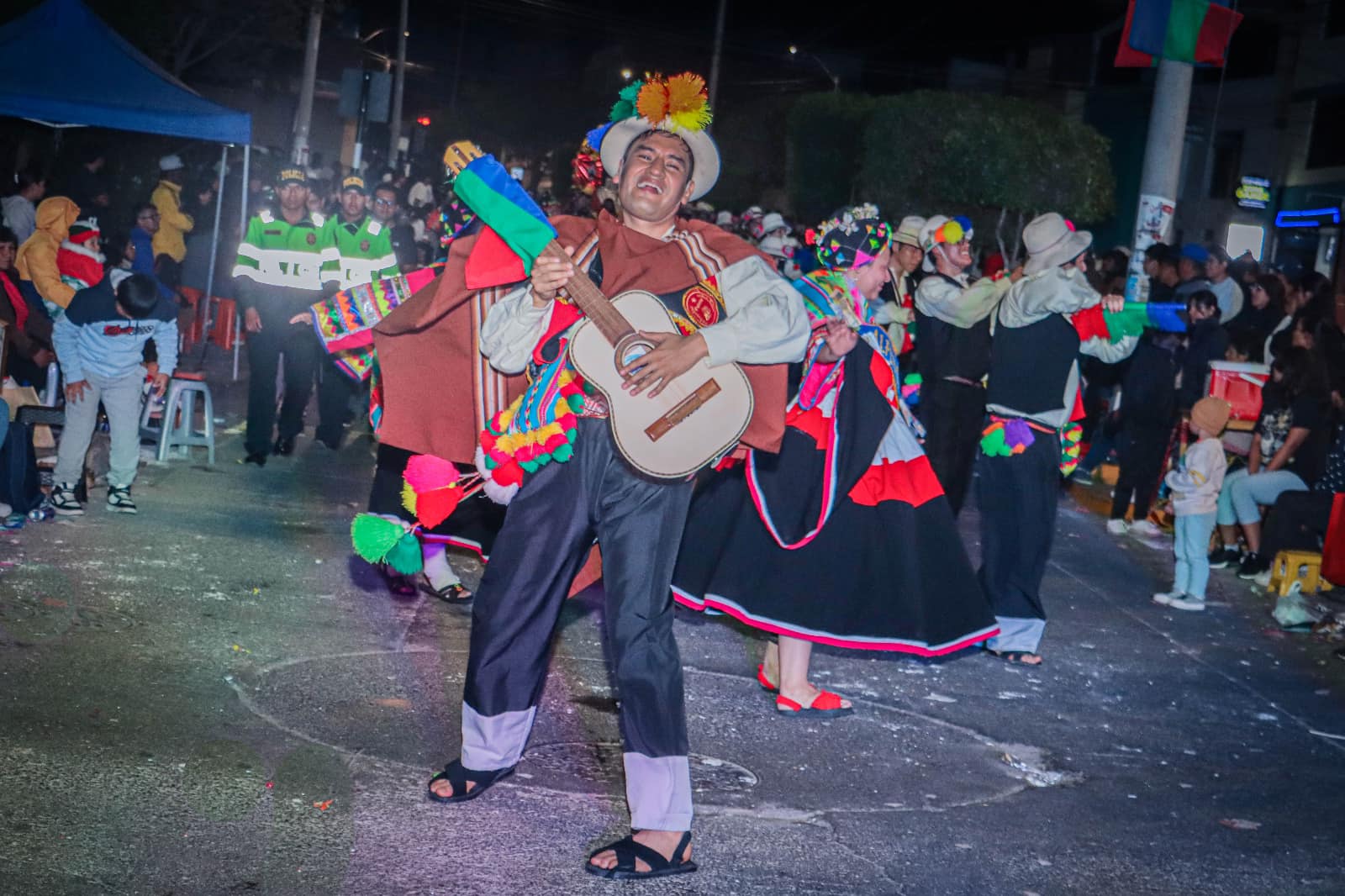 Honor al mérito. Tras la realización del Corso por el 483 aniversario de Moquegua, el Jurado Calificador determinó a los ganadores de esta actividad que forma parte del cierre de las actividades y que congregó a 15 mil Moqueguanos a apreciar el desplazamiento de las más de 85 delegaciones que pusieron en escena a cerca de 23 mil participantes entre danzarines, músicos y otros, en más de 11 horas de duración.