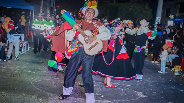Honor al mérito. Tras la realización del Corso por el 483 aniversario de Moquegua, el Jurado Calificador determinó a los ganadores de esta actividad que forma parte del cierre de las actividades y que congregó a 15 mil Moqueguanos a apreciar el desplazamiento de las más de 85 delegaciones que pusieron en escena a cerca de 23 mil participantes entre danzarines, músicos y otros, en más de 11 horas de duración.