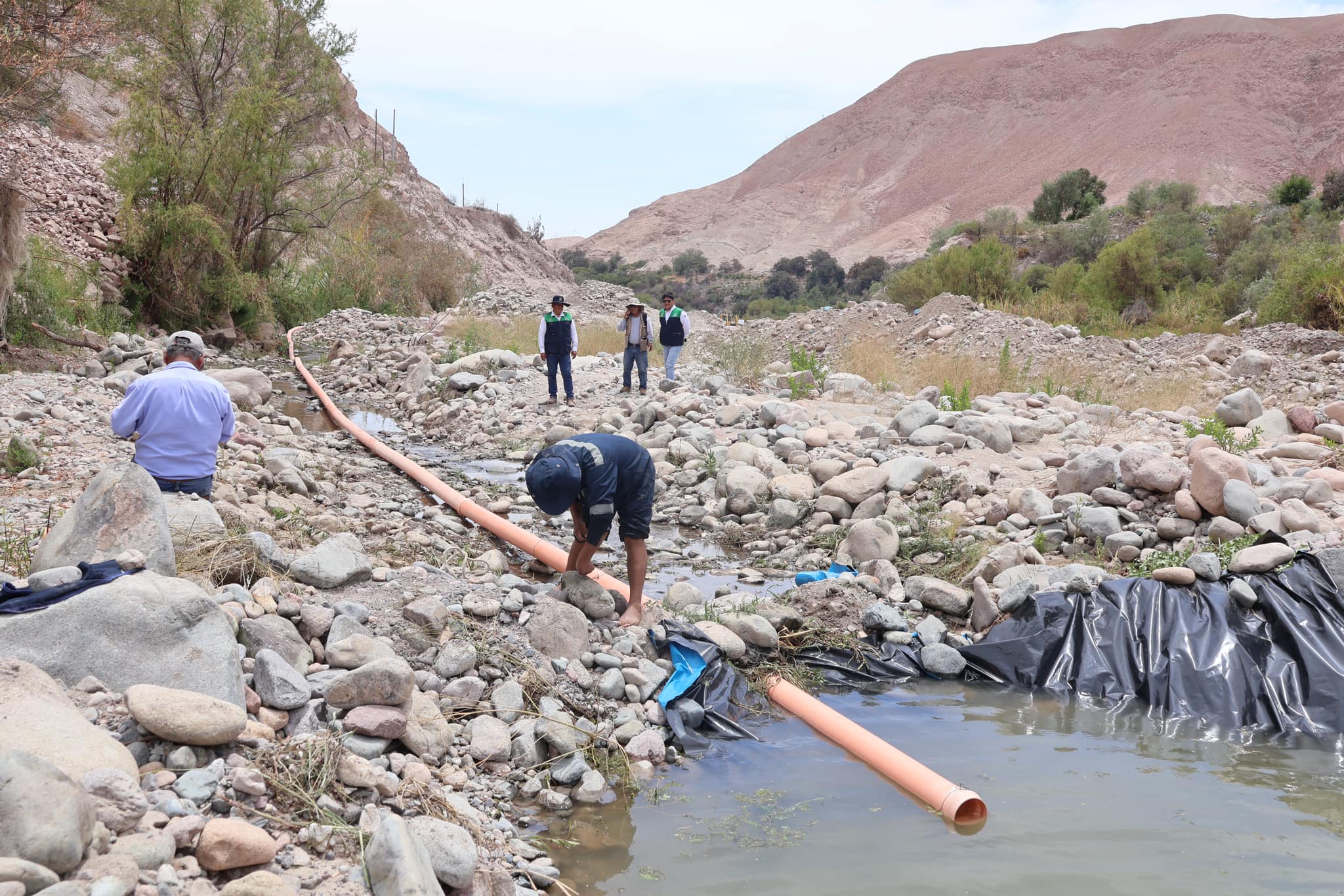 El gerente municipal, Carlos Ponce Zambrano, realizó una visita de supervisión a los trabajos que se desarrollan para garantizar el abastecimiento de agua en el distrito de Samegua.