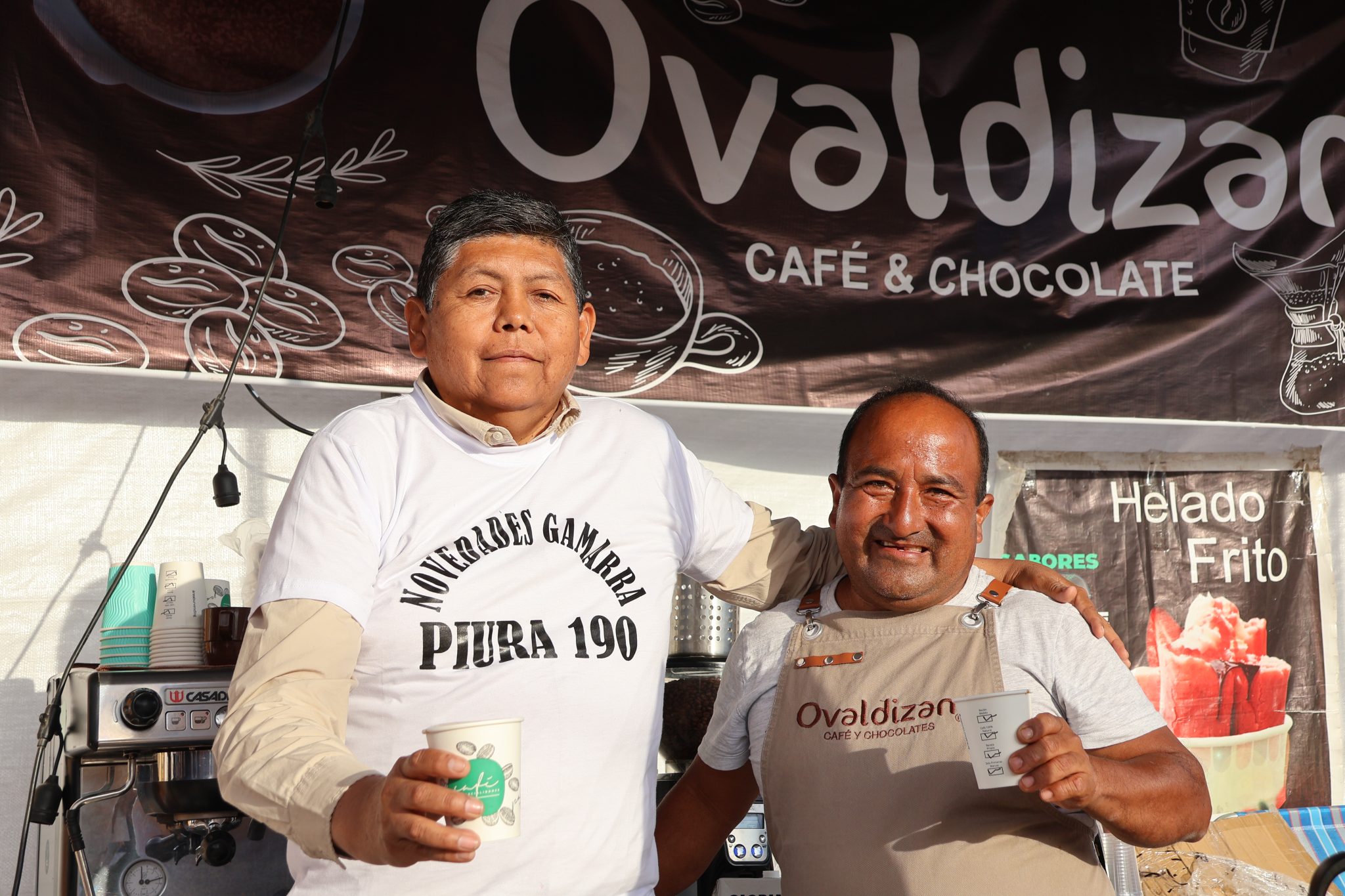 El alcalde provincial de Mariscal Nieto, John Larry Coayla, visitó la Feria Gamarra 2024, ubicada a un costado del Terminal Terrestre de Moquegua, donde recorrió diversos puestos acompañados del presidente de la feria, Walter Ríos.