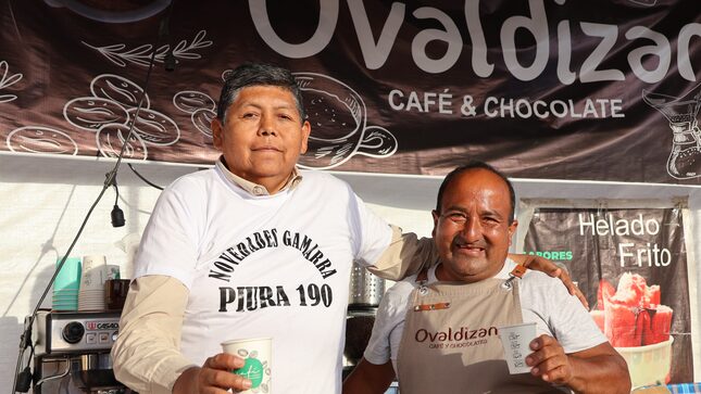El alcalde provincial de Mariscal Nieto, John Larry Coayla, visitó la Feria Gamarra 2024, ubicada a un costado del Terminal Terrestre de Moquegua, donde recorrió diversos puestos acompañados del presidente de la feria, Walter Ríos.