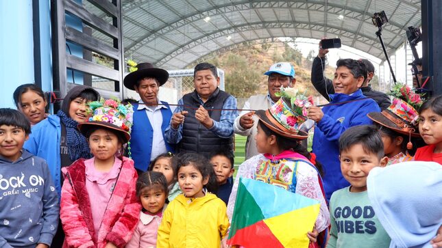Con la participación de autoridades del Distrito de Carumas, así como la presencia de niños, niñas y población de la Comunidad Campesina de Somoa, se dio por inaugurada la obra denominada «Mejoramiento del Servicio Deportivo y Recreativo en la Comunidad de Somoa del Distrito de Carumas».