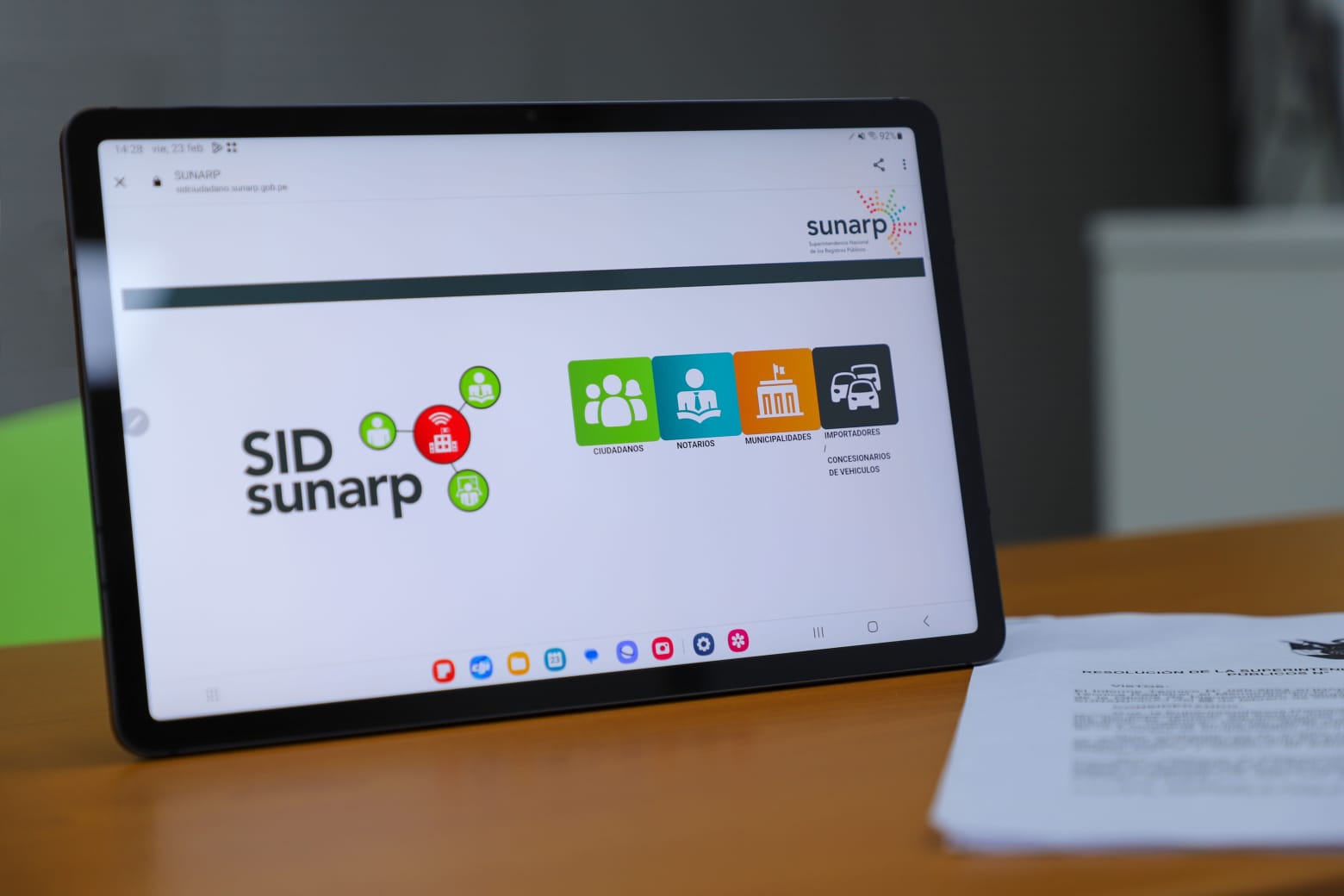 Foto de Tablet mostrando en pantalla la aplicación Sid Sunarp
