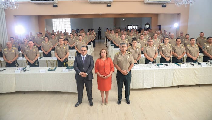 Presidenta Boluarte: No se puede criminalizar a los policías que defienden a los ciudadanos