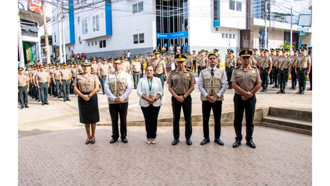 Alcaldesa participa en el "Lunes Patriótico" en la PNP.