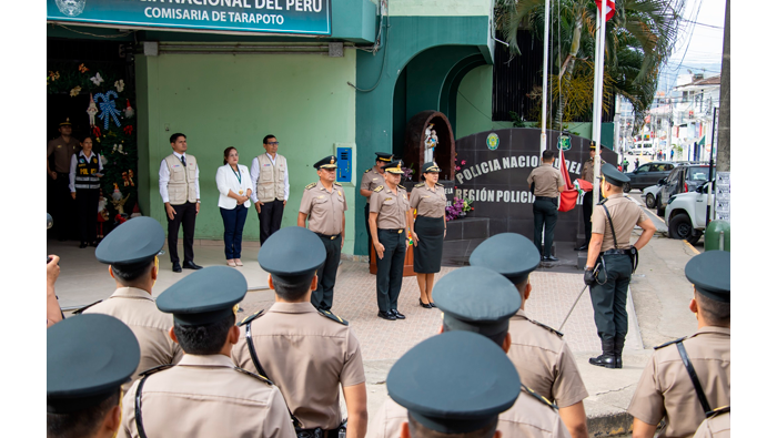 Alcaldesa participa en el "Lunes Patriótico" en la PNP.