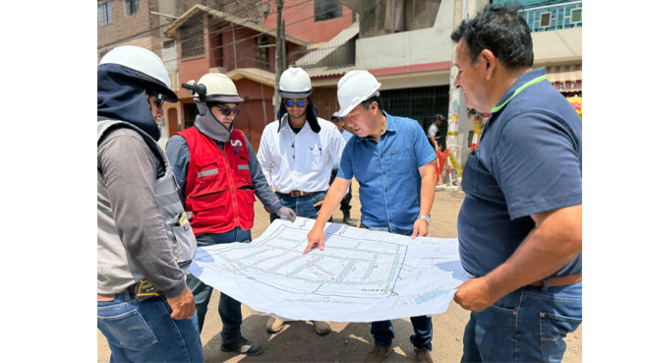 Nuestro alcalde, Richard Soria, supervisó el avance de la obra de pistas y veredas en la Urb. La Primavera, un proyecto que mejorará la infraestructura y la calidad de vida de nuestros vecinos. 
