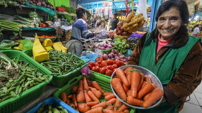 Hoy en los mercados mayoristas hay ofertas de zanahoria, camote, yuca, papaya, piña y uva