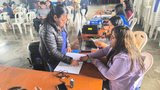 En cumplimiento con el cronograma establecido, la UGEL Huarmaca realizó el acto de adjudicación de plazas docentes que ingresan a la Carrera Pública Magisterial. Es así que, durante tres días seguidos se desarrolló dicho proceso en el cual se adjudicaron un total de 55 plazas.

En ese sentido, en el nivel inicial se adjudicaron tres docentes y no quedó ninguna plaza vacante; en nivel primaria, de un total de 18 plazas se adjudicaron a 10 docentes. En el nivel secundaria: en el área de Arte y Cultura se nombraron 17 quedando una plaza vacante; en EPT se adjudicaron 7 y quedaron 3 plazas vacantes que son de la especialidad de Agropecuaria. En Ciencia y Tecnología se adjudicaron 5 de 12 plazas vacantes. En tanto, en el área de Ciencias Sociales se adjudicaron 3 quedando una vacante; asimismo en la especialidad de Comunicación se adjudicaron 5 no quedando ninguna vacante y en el área de Matemática, de 7 plazas se adjudicaron 5 docentes. 

Cabe mencionar también que quedan vacantes las plazas por convenio que requieren carta de la ODEC cuyos postulantes no cumplieron con acreditar dicho requisito. De igual forman quedan plazas vacantes las plazas bilingües que también requiere acreditación. Finalmente quedan vacantes algunas plazas del nivel secundaria: en inglés (1), Educación Física (3) y una de Educación Básica Alternativa, que no fueron adjudicadas por no haber cuadro de méritos. En ese sentido, las plazas vacantes, según normativa pasan a la etapa DRE para el nombramiento docente.