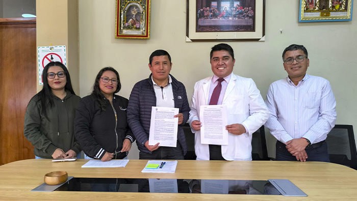 Imagen de la firma del convenio con representantes de la municipalidad de Sanagorán y personal de salud de la red con su director ejecutivo.