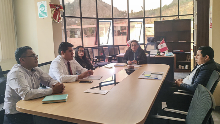 Imagen de la firma del convenio con representantes de la municipalidad de Sanagorán y personal de salud de la red con su director ejecutivo.