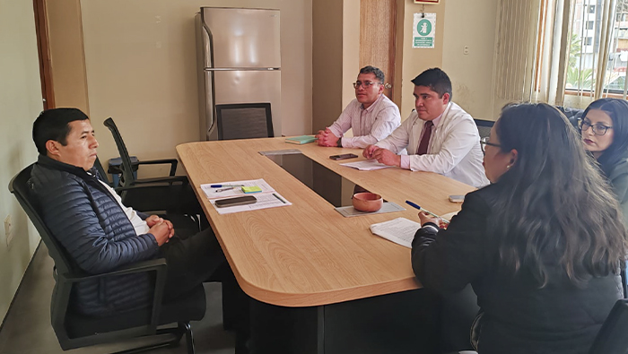 Imagen de la firma del convenio con representantes de la municipalidad de Sanagorán y personal de salud de la red con su director ejecutivo.
