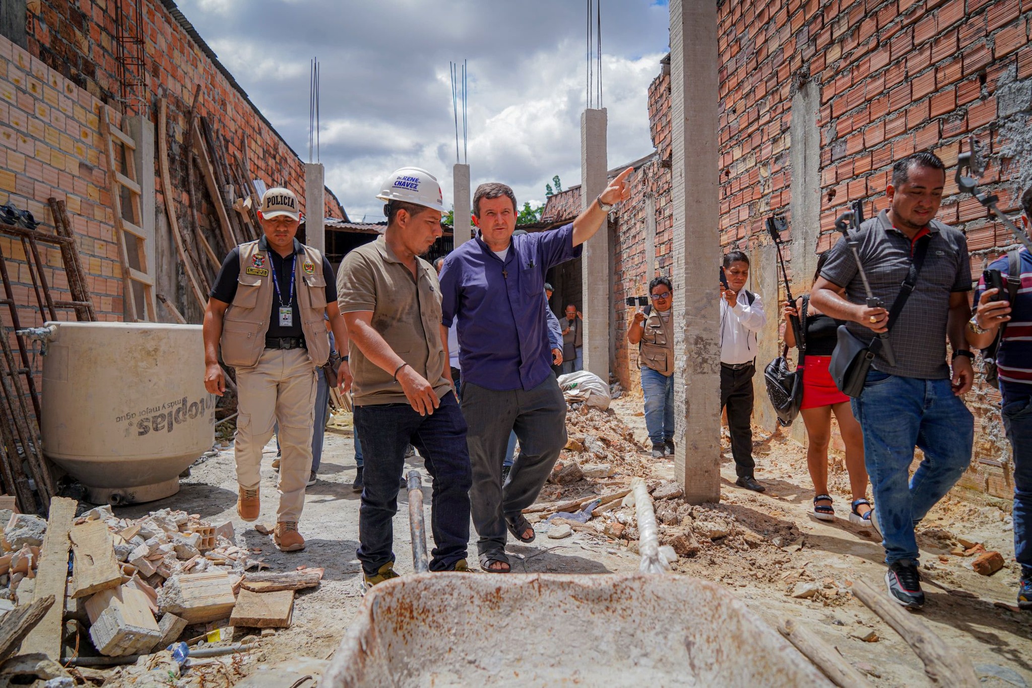 Gobernador René Chávez entrega materiales al padre Raymundo Portelli para la ampliación del albergue "Algo Bello para Dios".