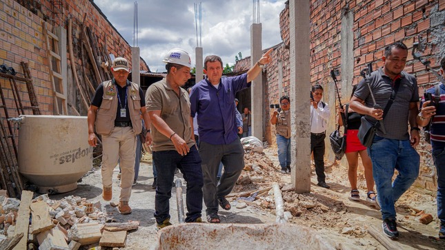Gobernador René Chávez entrega materiales al padre Raymundo Portelli para la ampliación del albergue "Algo Bello para Dios".