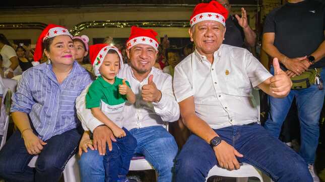 Gobernador de Loreto presenta en el encendido del árbol navideño en la Plaza de Armas de Iquitos.