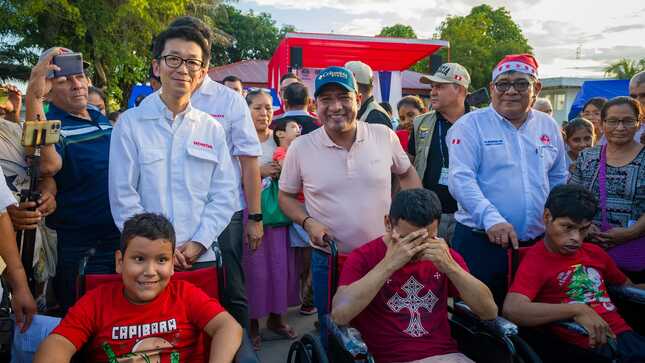 Gobernador Dr. René Chávez y Honda Perú entregan 200 sillas de ruedas y 500 bolsas de víveres.