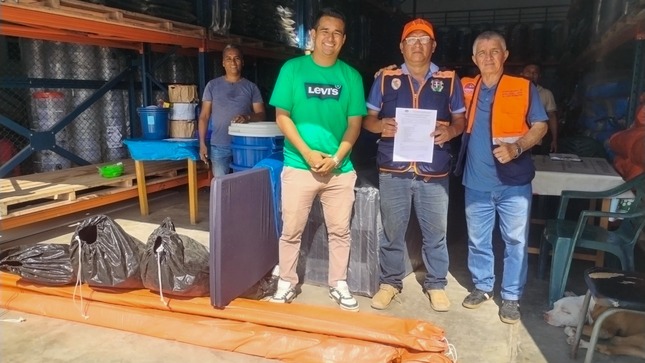 El Gobernador René Chávez reafirma su compromiso con las familias afectadas por el incendio en Pampachica.