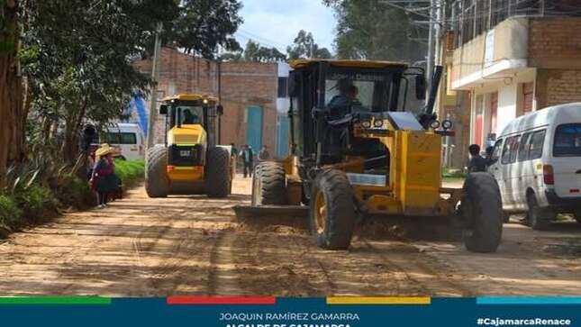 Atendiendo el pedido de los integrantes de la ronda campesina y los transportistas de la zona, la Municipalidad Provincial de Cajamarca ha desplegado un pool de maquinaria pesada para ejecutar el mantenimiento de la carretera principal del centro poblado Agocucho.
Este operativo, que comenzó el viernes 10 de enero y se extenderá hasta el domingo 12 de enero, tiene como objetivo mejorar las condiciones de transitabilidad de la vía. Durante estos días, vecinos, miembros de la ronda campesina y trabajadores de las empresas de transporte se han sumado al esfuerzo conjunto con la Municipalidad Provincial de Cajamarca para asegurar el éxito de los trabajos y garantizar una vía más segura y eficiente para los usuarios.
¡𝗝𝗢𝗔𝗤𝗨𝗜𝗡 𝗦Í 𝗖𝗨𝗠𝗣𝗟𝗘! 🙌