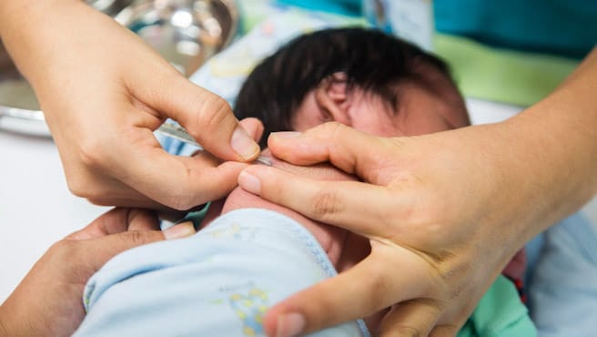 Las vacunas contra el bacilo de Calmette-Guérin y la hepatitis B son fundamentales en el recién nacido 