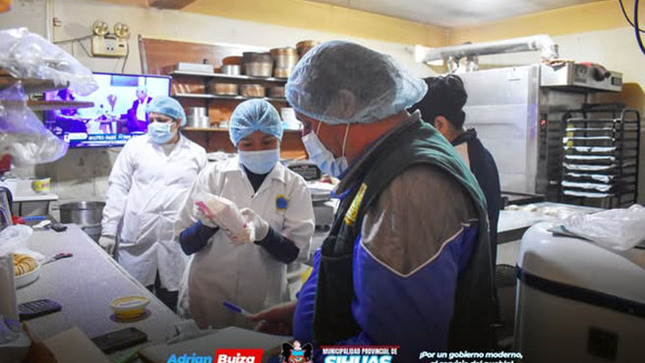 💠 OPERATIVO "CAMPAÑA NAVIDEÑA Y ADOLESCENTES QUE TRABAJAN"
𝑀𝑖𝑒́𝑟𝑐𝑜𝑙𝑒𝑠, 𝟷𝟷 𝑑𝑒 𝑑𝑖𝑐𝑖𝑒𝑚𝑏𝑟𝑒 𝑑𝑒 𝟸𝟶𝟸𝟺. En el marco de la"𝗖𝗮𝗺𝗽𝗮𝗻̃𝗮 𝗡𝗮𝘃𝗶𝗱𝗲𝗻̃𝗮 𝘆 𝗔𝗱𝗼𝗹𝗲𝘀𝗰𝗲𝗻𝘁𝗲𝘀 𝗾𝘂𝗲 𝗧𝗿𝗮𝗯𝗮𝗷𝗮𝗻", se realizó un operativo de fiscalización en el distrito de Sihuas con el objetivo de garantizar la seguridad alimentaria y proteger a los consumidores durante las festividades de fin de año.
El operativo fue liderado por la Fiscalía Provincial de Familia de Sihuas, con la participación activa de la Municipalidad Provincial de Sihuas, a través del Área de Fiscalización y la Gerencia de Desarrollo Social y Servicios Públicos, junto con profesionales de la Inspección Sanitaria y la Nutricionista del Hospital de Apoyo de Sihuas, y la Policía Nacional del Perú. Las autoridades realizaron inspecciones en panaderías, pastelerías, bodegas y tiendas de juguetes ubicadas en el casco urbano de Sihuas.
Durante la jornada, se identificaron productos alimenticios vencidos y juguetes sin registro sanitario, los cuales fueron incautados para evitar riesgos a la salud pública. También se tomaron acciones preventivas para proteger a los consumidores.
Los establecimientos afectados fueron instruidos a mejorar las condiciones de venta y almacenamiento de los productos, a fin de cumplir con las normativas sanitarias vigentes.
