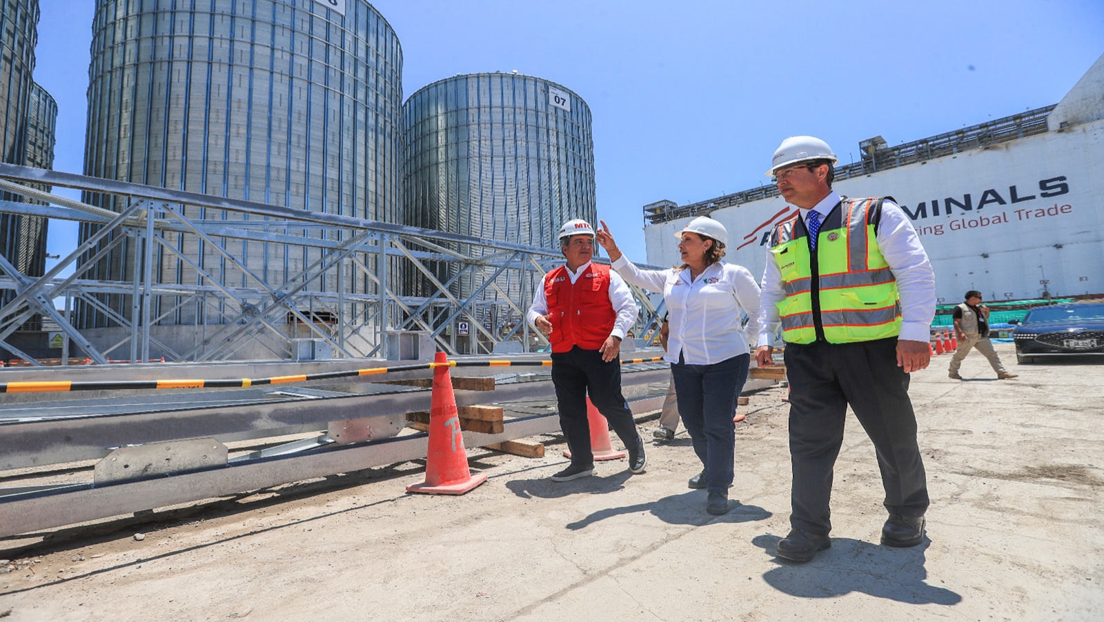 Presidenta Boluarte supervisa obras del más moderno terminal de granos en Latinoamérica