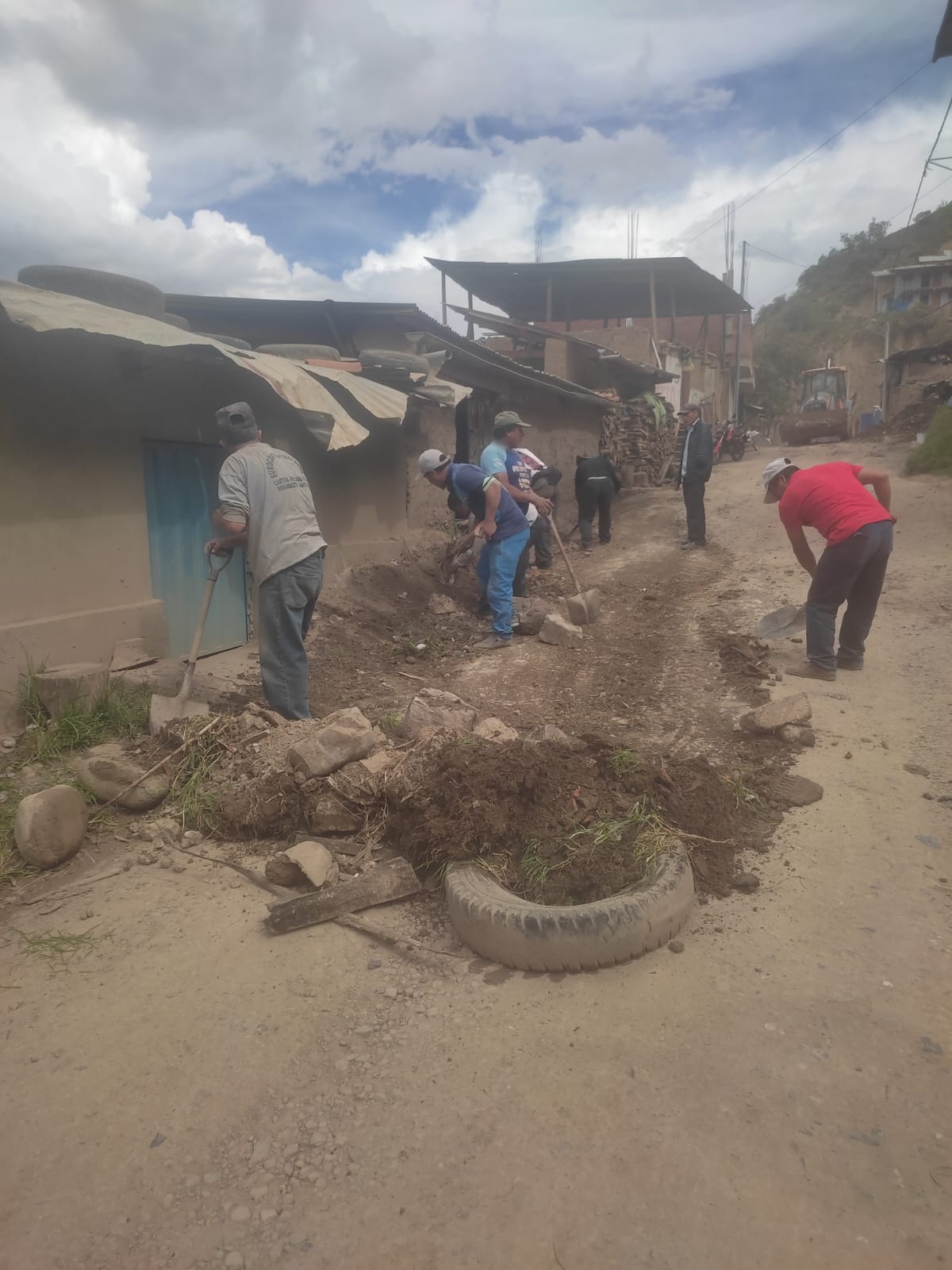 馃挔TRABAJO EN EQUIPO: LIMPIEZA DE CUNETAS EN EL BARRIO 5 DE AGOSTO PARA UN INVIERNO SEGURO
En un esfuerzo conjunto entre la Municipalidad Provincial de Sihuas y los vecinos del barrio 5 de Agosto (Mitobamba), se ejecut贸 un importante trabajo de limpieza y descolmataci贸n de cunetas en la parte superior de dicho lugar.
Esta faena, llevada a cabo mediante la oficina de Gesti贸n de Riesgo de Desastres y Defensa Civil con la colaboraci贸n activa de la poblaci贸n, tiene como principal objetivo mejorar la infraestructura vial y garantizar la seguridad de los vecinos ante la proximidad de la temporada de invierno, evitarando problemas de inundaciones durante la temporada de lluvias.