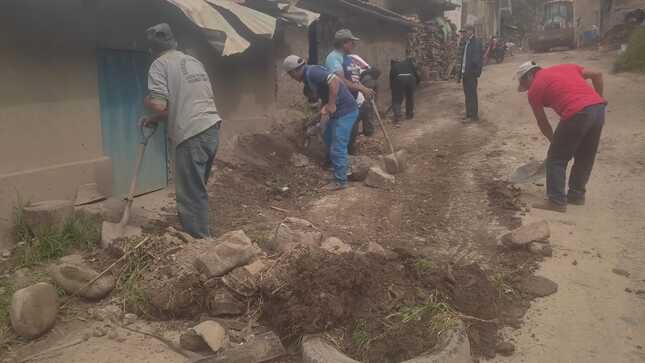 💠TRABAJO EN EQUIPO: LIMPIEZA DE CUNETAS EN EL BARRIO 5 DE AGOSTO PARA UN INVIERNO SEGURO 
En un esfuerzo conjunto entre la Municipalidad Provincial de Sihuas y los vecinos del barrio 5 de Agosto (Mitobamba), se ejecutó un importante trabajo de limpieza y descolmatación de cunetas en la parte superior de dicho lugar. 
Esta faena, llevada a cabo mediante la oficina de Gestión de Riesgo de Desastres y Defensa Civil con la colaboración activa de la población, tiene como principal objetivo mejorar la infraestructura vial y garantizar la seguridad de los vecinos ante la proximidad de la temporada de invierno, evitarando problemas de inundaciones durante la temporada de lluvias.
