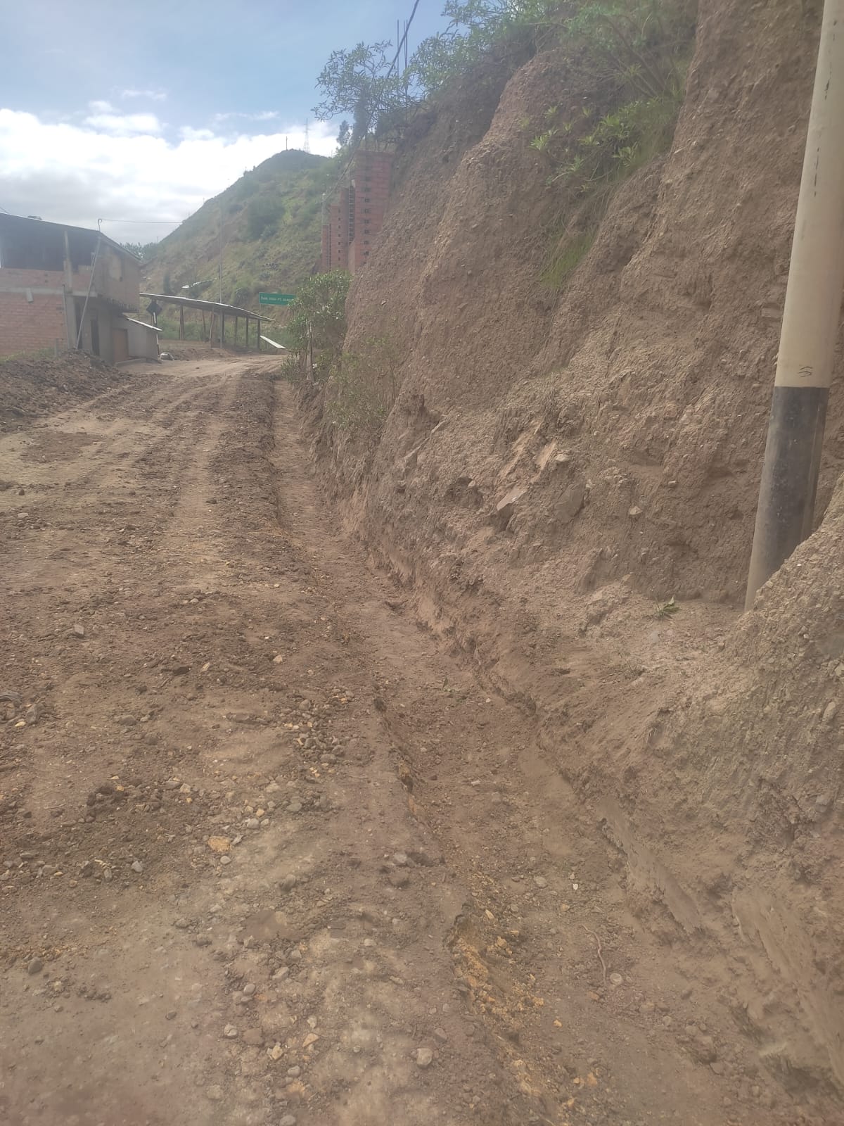 馃挔TRABAJO EN EQUIPO: LIMPIEZA DE CUNETAS EN EL BARRIO 5 DE AGOSTO PARA UN INVIERNO SEGURO
En un esfuerzo conjunto entre la Municipalidad Provincial de Sihuas y los vecinos del barrio 5 de Agosto (Mitobamba), se ejecut贸 un importante trabajo de limpieza y descolmataci贸n de cunetas en la parte superior de dicho lugar.
Esta faena, llevada a cabo mediante la oficina de Gesti贸n de Riesgo de Desastres y Defensa Civil con la colaboraci贸n activa de la poblaci贸n, tiene como principal objetivo mejorar la infraestructura vial y garantizar la seguridad de los vecinos ante la proximidad de la temporada de invierno, evitarando problemas de inundaciones durante la temporada de lluvias.