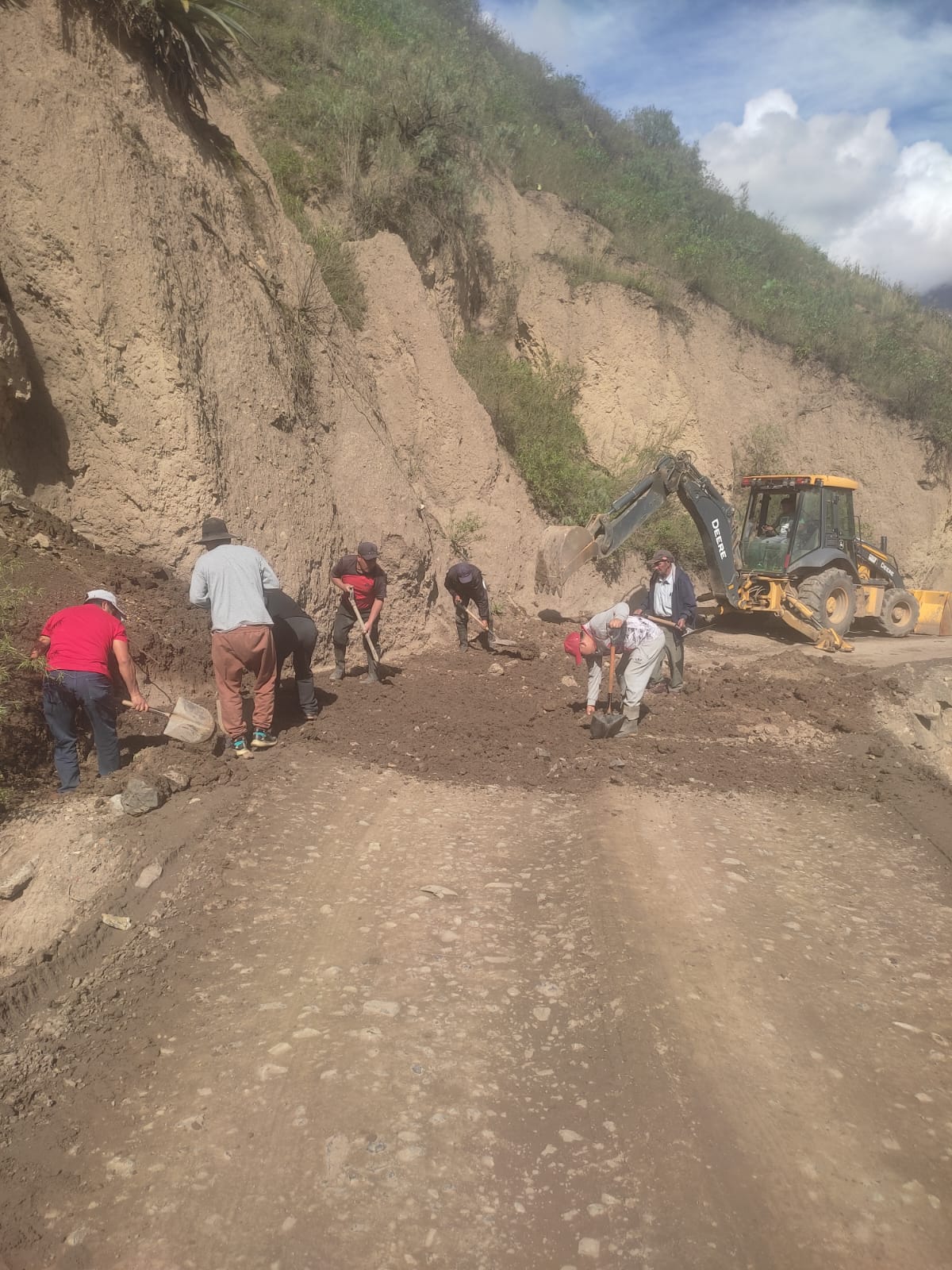 馃挔TRABAJO EN EQUIPO: LIMPIEZA DE CUNETAS EN EL BARRIO 5 DE AGOSTO PARA UN INVIERNO SEGURO
En un esfuerzo conjunto entre la Municipalidad Provincial de Sihuas y los vecinos del barrio 5 de Agosto (Mitobamba), se ejecut贸 un importante trabajo de limpieza y descolmataci贸n de cunetas en la parte superior de dicho lugar.
Esta faena, llevada a cabo mediante la oficina de Gesti贸n de Riesgo de Desastres y Defensa Civil con la colaboraci贸n activa de la poblaci贸n, tiene como principal objetivo mejorar la infraestructura vial y garantizar la seguridad de los vecinos ante la proximidad de la temporada de invierno, evitarando problemas de inundaciones durante la temporada de lluvias.