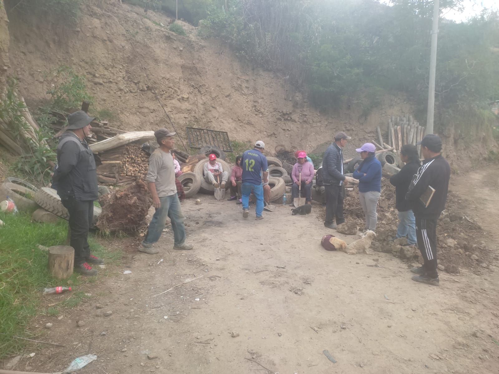 馃挔TRABAJO EN EQUIPO: LIMPIEZA DE CUNETAS EN EL BARRIO 5 DE AGOSTO PARA UN INVIERNO SEGURO
En un esfuerzo conjunto entre la Municipalidad Provincial de Sihuas y los vecinos del barrio 5 de Agosto (Mitobamba), se ejecut贸 un importante trabajo de limpieza y descolmataci贸n de cunetas en la parte superior de dicho lugar.
Esta faena, llevada a cabo mediante la oficina de Gesti贸n de Riesgo de Desastres y Defensa Civil con la colaboraci贸n activa de la poblaci贸n, tiene como principal objetivo mejorar la infraestructura vial y garantizar la seguridad de los vecinos ante la proximidad de la temporada de invierno, evitarando problemas de inundaciones durante la temporada de lluvias.